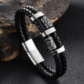 Detail eines mehrlagigen Lederarmbands mit silbernem Edelstahl-Magnetverschluss für Herren - Innenumfang 165mm / Schwarz/Mikrofaserleder