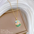 Gedetailleerde macro-opname van de emaille bloem hanger ketting met specificaties en maten - Gouden Emaille Bloemhanger (E446)