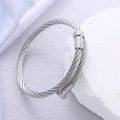 Brazalete de acero inoxidable trenzado plateado con diseño industrial minimalista - Cabeza de clavo abierta / Color Acero