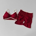 Zweiteiliges Yoga-Set in Burgund mit weißem Rand, Scrunch-Shorts und Sport-BH mit Ausschnitt - S / Ancorra Rot
