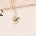 Elegante collana a farfalla dorata con ali in smalto blu e intarsio di zirconi - Blu