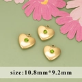 Tre ciondoli a cuore dorati con gemme rotonde verdi al centro, misura 10,8 mm x 9,2 mm - ME1402 Cuore Oro Gemma Verde / 1 Pezzo