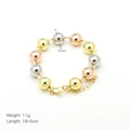 Dettaglio del bracciale con perle tricolore da 10mm con chiusura a moschettone e catenina - Diametro perla 10mm / Tre Toni (Oro/Argento/Oro Rosa)