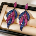 Detailansicht der Vintage-Ohrringe in Blattform mit rosa und blauen Zirkonia in Schwarzgold - Gun Black Basis mit Rosa und Blauen Zirkonia Einlagen