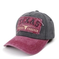 Gros plan de la broderie Texas et de l'écusson vieilli sur la casquette de baseball - Réglable / Bord Rouge Vin Chapeau Noir