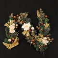 Guirnalda de Navidad con lazos dorados, piñas y adornos sobre fondo negro - Cinta Dorada Piña Polvo de Nieve Aguja de Pino (Sin Luz)