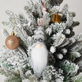 Dettaglio di uno gnomo grigio lavorato a maglia appeso a un ramo di albero innevato - C2-1 Piccolo Pendente Grigio Stile X (Berretto in Maglia Geometrica Grigio Scuro)