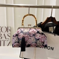 Retro Handtasche im chinesischen Stil mit Bambusgriff und rosa Stickerei auf schwarzer Seide - Schwarz