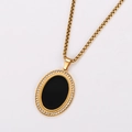 Dettaglio di ciondolo ovale placcato oro 18k con smalto nero e bordo in cristalli - Oro Ovale Con Catena