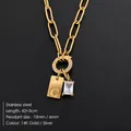 Goudvergulde roestvrijstalen paperclipketting met de letter C en een zirkonia hanger - Letter C / Goud