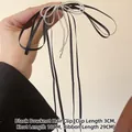 Elegante zwarte satijnen strik haarspeld met zilveren franjes en lange linten als sieraad - Klassiek / Zwart