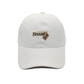Dettaglio del cappello bianco in cotone con toppa ricamata e cuciture di precisione - M (56-58cm) / Bianco