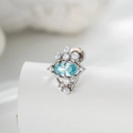 Élégant piercing cartilage en argent avec zircon bleu et perles sur support blanc - Zircon Bleu Clair Ovale Perle (Unique)