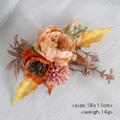 Handgefertigte orangefarbene Rosen-Handgelenksblume mit Herbstblättern für die Brautjungfer - Karamellorange