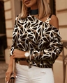 Detalle de top femenino de manga larga con estampado geométrico y cadena dorada - Estampado Geométrico