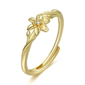 Detalle del anillo de flor dorada con circonita central y banda ajustable pulida - Marzo