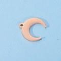 Vista detallada de un colgante de luna creciente en oro rosa para joyería DIY - Cuerno de Luna Colgante Único (MP243) / Oro rosa