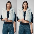 Schicke hellblaue Kunstfellweste für Damen kombiniert mit schwarzem Stricktop - XS / Cremeweiß