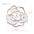Spilla a camelia dorata con smalto bianco e perla, dimensioni 3,5 cm x 3,8 cm - Stile Cavo Bianco (xz4079)