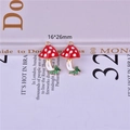 Schattige rode paddenstoel bedel voor DIY-sieraden met witte stippen en blad 16x26mm - Paddestoel met Groen Gras