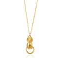 Dettaglio del ciondolo a mano placcato oro 18K con trama metallica e polsino decorato - Collana con Pendente Stretta di Mano Dorata (G3305479)