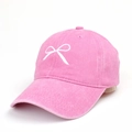 Détail de la casquette de baseball rose en coton délavé avec broderie nœud blanc - Réglable / Rose