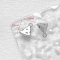Makro-Detail von silbernem Käse-Anhänger für DIY-Schmuck mit 13mm und 10mm Maßen - Käse