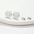 Nahaufnahme der geometrischen hohlen Blumenohrstecker mit Schmetterlingsverschluss - Stahlfarbe