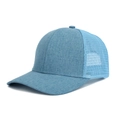 Nahaufnahme einer hellblauen Trucker-Cap mit atmungsaktivem Netzrücken und Webstruktur - Verstellbar / Himmelblau