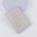 Portapassaporto in pelle grigia con scritte dorate 'this man was meant to see the world' - Quest'uomo era destinato a vedere il mondo / Grigio chiaro