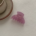 Primer plano de una pinza para el cabello morada de acetato con textura de mármol - Rosa Concha