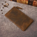 Vintage braune Crazy-Horse-Leder Clutch Tasche für Herren und Damen auf Marmor-Hintergrund - Crazy Horse Mittelbraun