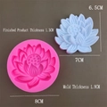 Stampo in silicone a forma di loto rosa con campione in resina celeste per candele e saponi - Loto Grande