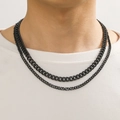 Primer plano de un collar de doble cadena de eslabones negros en acero inoxidable - Negro