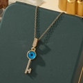 Détail du collier clé doré avec diamants blancs et breloque oeil bleu maléfique - A29-or