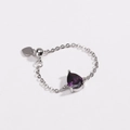 Vue macro d'une bague ajustable argentée avec pierre poire violette et breloque cœur - Réglable à Tirer / Goutte d'eau violette - Or Blanc