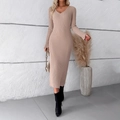 Robe élégante en maille côtelée beige à col en V et manches longues portée par mannequin - S / Kaki