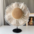 Dettaglio cappello di paglia a tesa larga con balza in organza bianca e trama naturale - Adulto / Stile in pizzo / Marrone