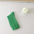 Grasgrüne gerippte Baumwollsocken für Damen im minimalistischen Sommerstil - Grasgrün