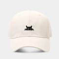 Primer plano del bordado de gato negro en una gorra de béisbol de algodón beige - Blanco Roto
