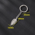 Llavero minimalista con colgante de pluma y dimensiones de anillo 25mm y cadena de 30mm - Estilo de Colgante de Pluma (182)