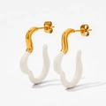 Boucles d'oreilles émaillées dorées et blanches avec un design ondulé asymétrique - Blanc
