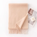 Sciarpa di lana color cammello chiaro con nappe a frangia su sfondo bianco decorato - 180x30cm / Beige (-20)