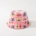 Texture détaillée du chapeau bob en peluche rose avec motif de broderie papillon coloré - M (56-58cm) / Rose