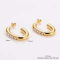 Dettaglio orecchini a U dorati con perle e specifiche di 29mm di altezza e 20,5mm di larghezza - Oro