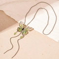 Detalle del collar de mariposa vintage con alas de cristal verde y detalles brillantes - Collar de Mariposa Verde