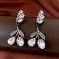 Dettaglio di orecchini vintage in cristallo con diamanti su una scatola di gioielli marrone - Canna di Fucile-Bianco (Perno in Argento S925)