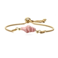 Detail van een gouden verstelbare schakelarmband met een roze schelphanger - Roze + Roestvrij staal