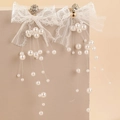 Detalle de elegantes pendientes de encaje con brillantes de imitación y borla de perlas - Aguja de Plata Lazo Blanco Borla (HE5690) / Blanco