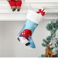 Lichtblauwe kerstsok met gnome print en witte pluche rand hangend aan de open haard - Zittende Houding
